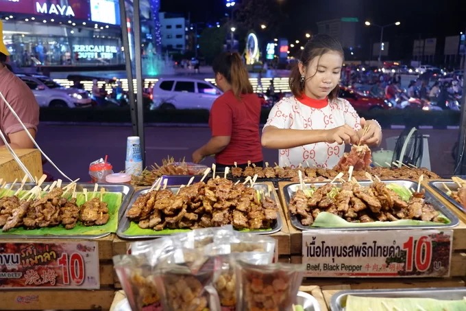 Xiên bò nướng tiêu - Món ăn đường phố Chiang Mai giá rẻ