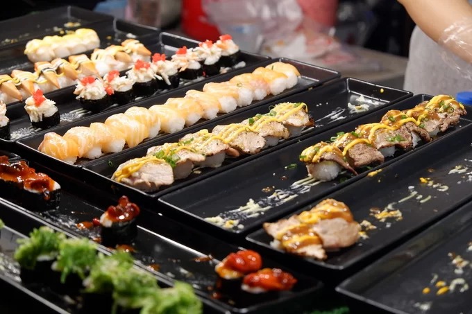 Cơm cuộn và sushi - Ẩm thực đường phố Chiang Mai đa dạng