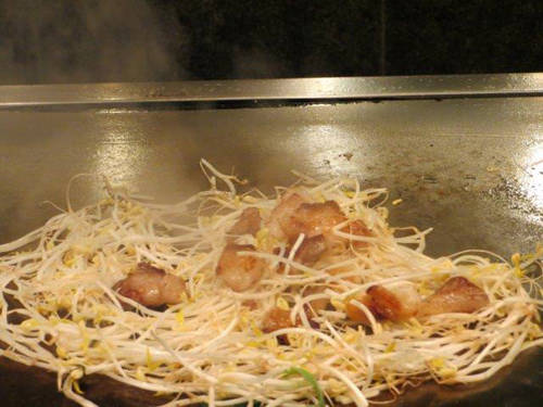 Mỡ bò Kobe Nhật Bản được nướng và xào cùng giá đỗ
