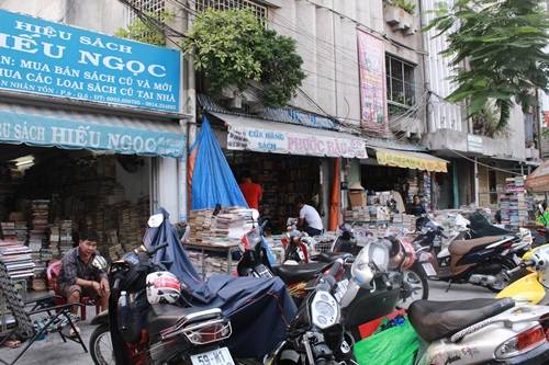 Trước cửa những nhà sách ở đây lúc nào cũng đông đúc.