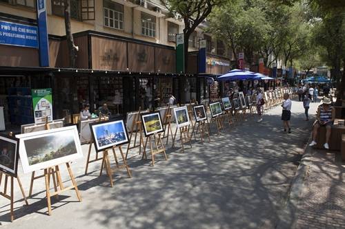 Một triển lãm tranh diễn ra tại đường sách Nguyễn Văn Bình
