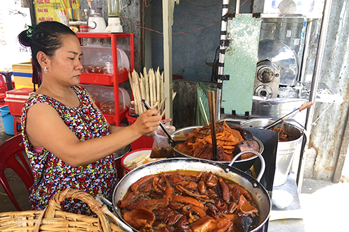 Quán bò phá lấu Sài Gòn đặt bếp ngay mặt tiền để khách dễ dàng tìm thấy.