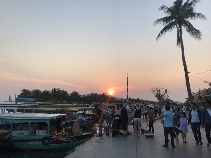 Đoạn bờ sông Hoài từ chùa Cầu đến chợ Hội An là nơi ngắm hoàng hôn đẹp ở Hội An