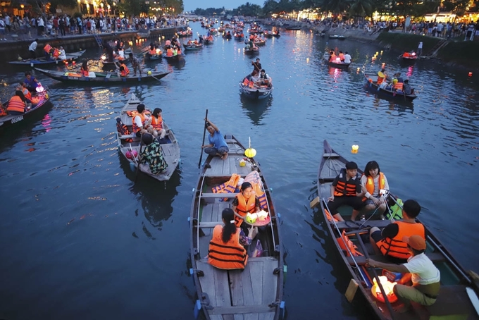 Hoạt động trên bờ sông Hoài ngày rằm