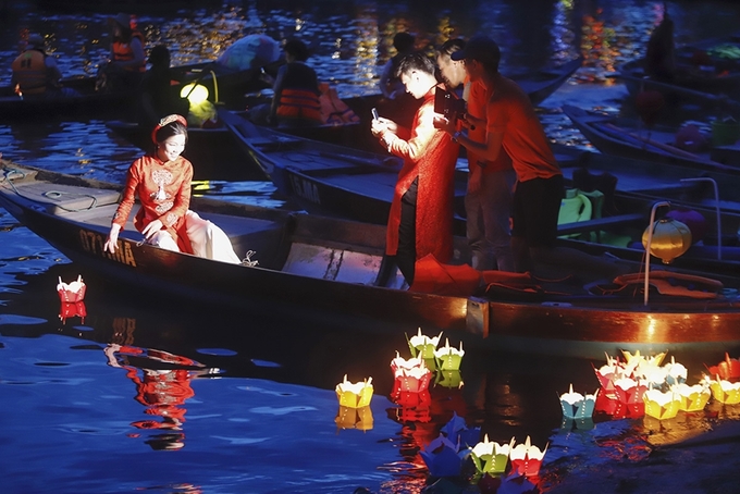 Chụp ảnh cưới tại bờ sông Hoài Hội An