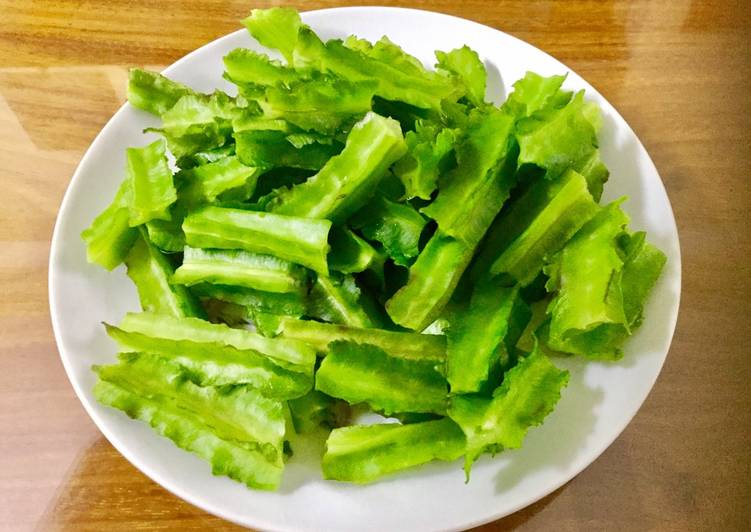 Sơ chế nguyên liệu cho đậu rồng xào thịt bò