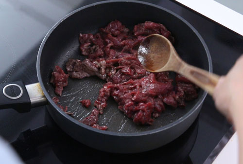 Cách xào thịt bò cho món đậu rồng xào thịt bò