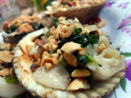 Sò điệp nướng mỡ hành tại quán ốc Sài Gòn