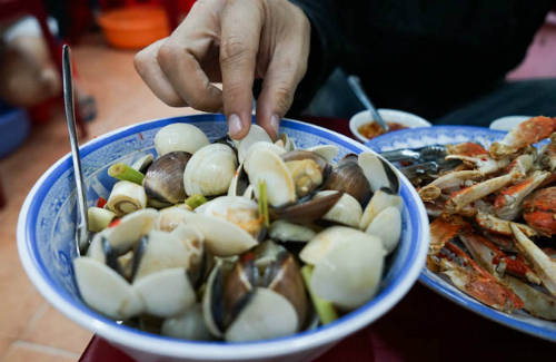 Mỗi tô ốc có giá 50.000 đồng, bạn nên đi với nhóm bạn để ăn được nhiều món hơn. Ảnh: Thi Ngoan
