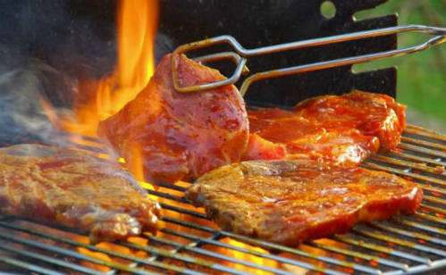 Bò tái kiến đốt được nướng trên bếp than hồng, chấm cùng nước tương ngô