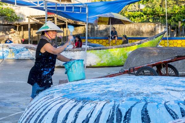 Họa sĩ thực hiện tranh trên thuyền thúng tại Tam Thanh