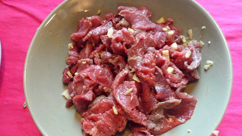 Sơ chế thịt bò cho món bò xào cải chua