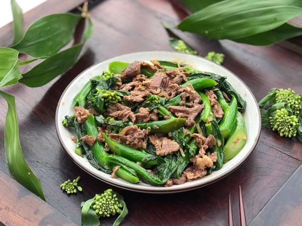 Bò xào cải ngồng mềm ngon ăn kèm cơm trắng