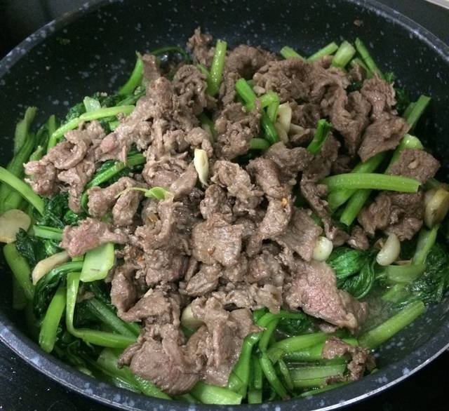 Món bò xào cải ngồng hoàn thiện trên đĩa