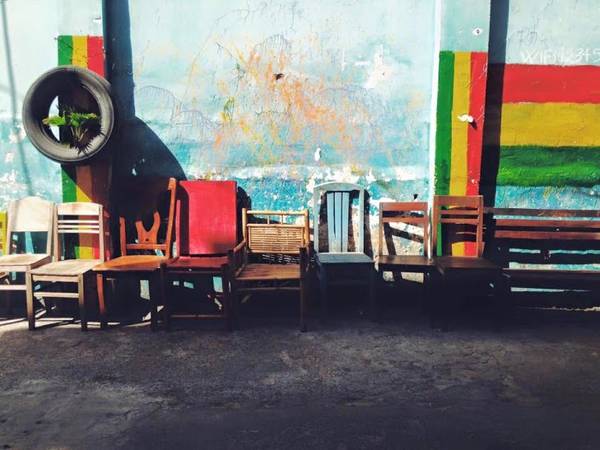Dãy ghế dài phía ngoài Bohemiens Cafe Vũng Tàu