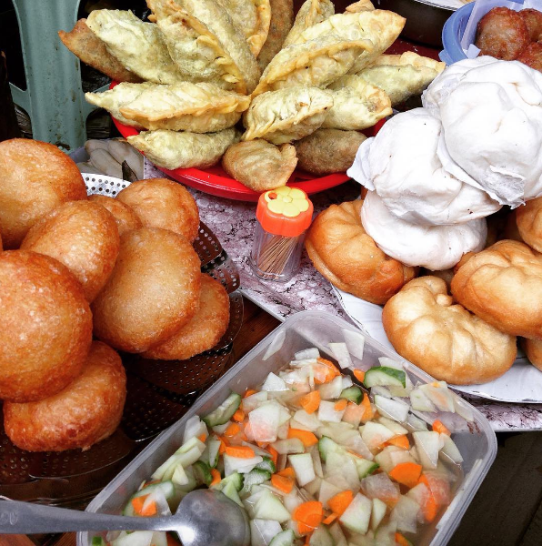 Trong hình là bánh gối, bánh rán mặn, bánh bao chiên... (Ảnh: @nangbeu)