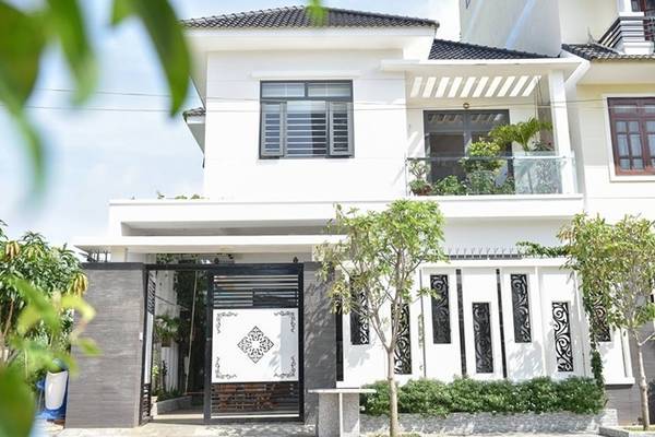 White Villa  Biệt thự hai tầng màu trắng cách bãi Sau một km, tiện lợi cho những người muốn đi bộ ra biển. Có diện tích 150 m2 nhưng homestay chỉ có ba phòng ngủ. Mỗi phòng đều có cửa sổ và ban công. Khu sân vườn cũng được trang trí xích đu, cây xanh và bếp nướng BBQ. Ảnh: Nguyễn Thanh Long.