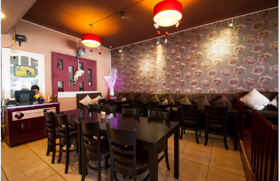 Không gian ấm cúng tại Bonjour Resto Sài Gòn chi nhánh 6/2 Nguyễn Huy Tưởng, Quận Bình Thạnh