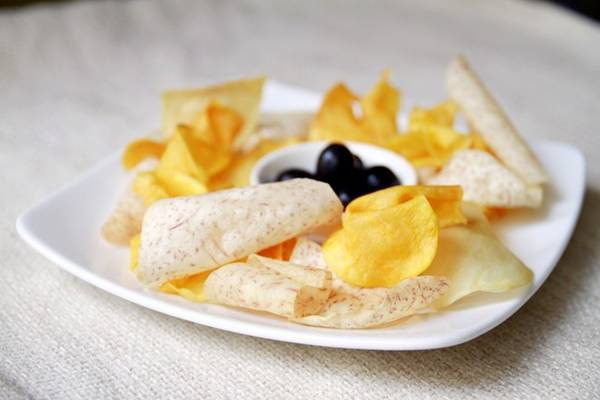 Món khoai các loại chiên giòn và oliu tại Bonjour Resto Sài Gòn