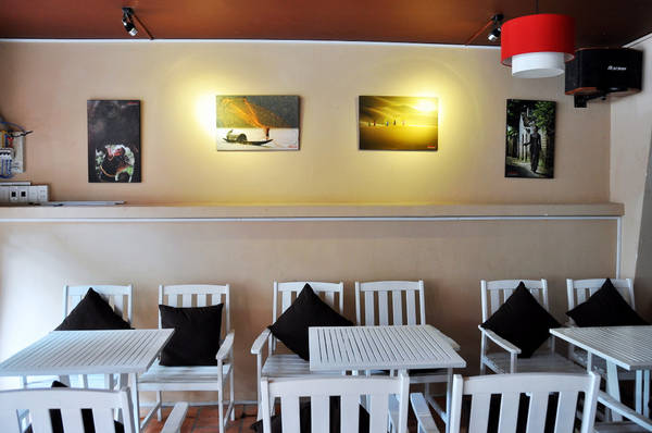 Mỗi góc ngồi tại Bonjour Resto Sài Gòn được trang trí bằng tranh nghệ thuật