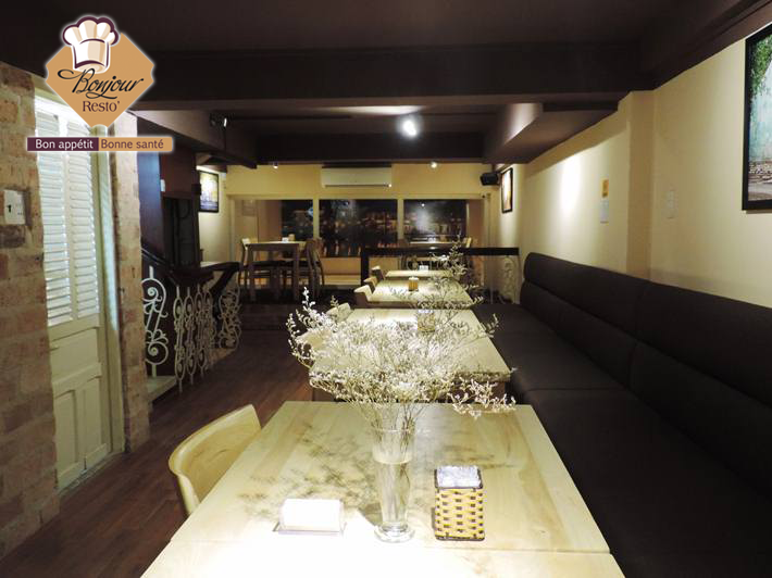 Không gian sang trọng, cổ điển tại Bonjour Resto Sài Gòn chi nhánh 483 Nguyễn Tri Phương, Quận 10