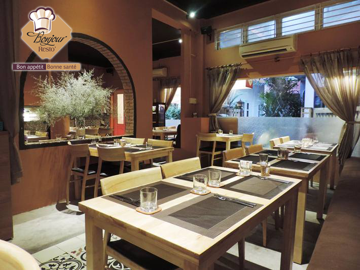 Không gian ấm cúng tại Bonjour Resto Sài Gòn chi nhánh 178/8 Pasteur, Quận 1