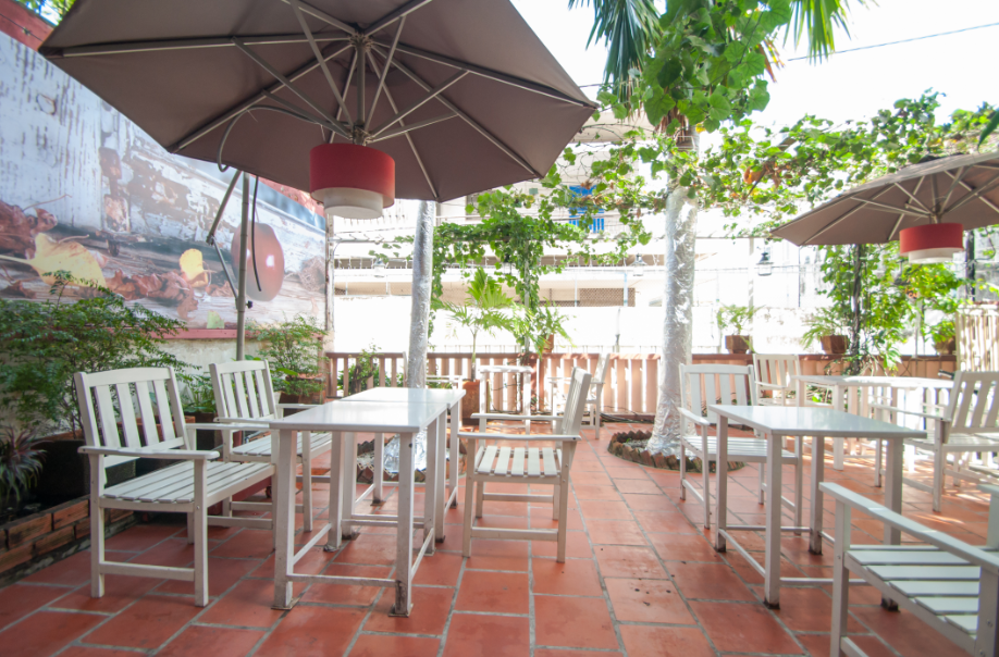 Không gian thoáng mát, gần gũi với thiên nhiên tại Bonjour Resto Sài Gòn chi nhánh 6/2 Nguyễn Huy Tưởng