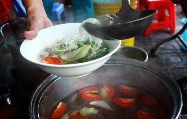 Ăn sáng Nha Trang với món bún chả cá truyền thống thơm ngon ngọt nước
