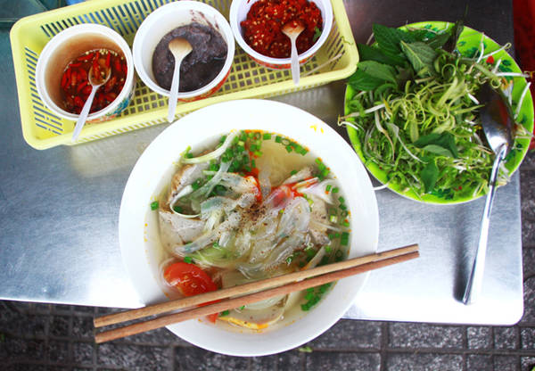 Thưởng thức bún sứa chả cá khi đi ăn sáng Nha Trang