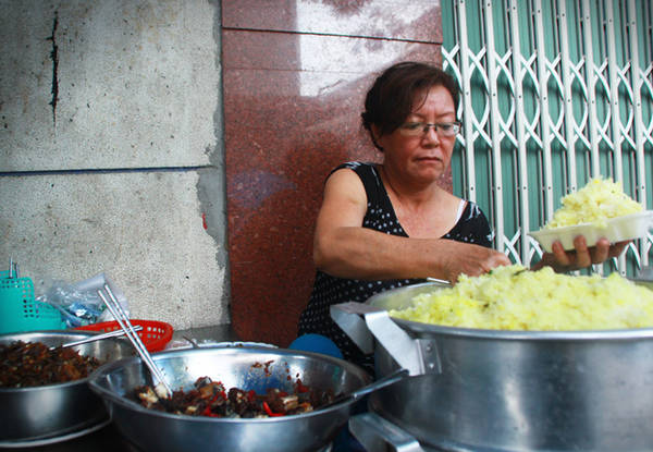 Hàng xôi cá cơm nổi tiếng cho bữa ăn sáng Nha Trang