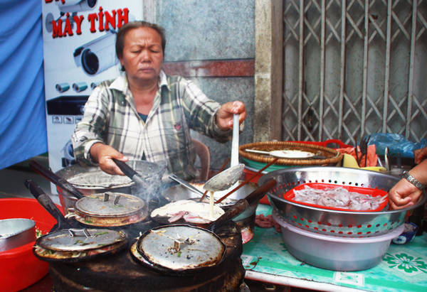 Trải nghiệm đổ bánh xèo mực nóng hổi tại Nha Trang