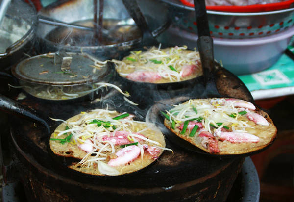 Chiếc bánh xèo mực giòn tan thơm phức