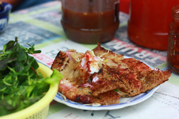 Thưởng thức bánh xèo mực kèm nước chấm chua ngọt ngon đúng điệu