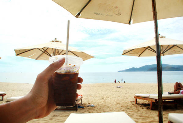 Thư thái thưởng thức cà phê ngắm biển Nha Trang buổi sáng