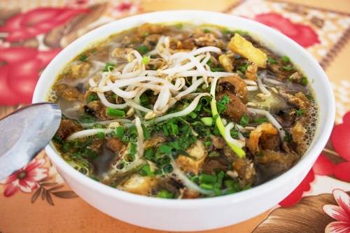 Tô bún cá đầy đặn cho bữa sáng sẽ làm bạn quyến luyến mảnh đất Yên Bái, dù chỉ đi qua đây một lần. Ảnh: Minh Đức