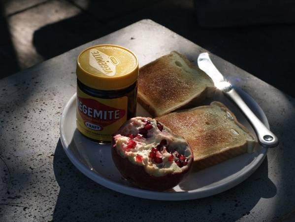 Australia  Người Australia ưa chuộng pate vegemite (một loại thực phẩm đóng hộp nổi tiếng của Australia được sản xuất từ năm 1922) đến mức họ có thể ăn chúng hàng ngày. Bánh mì kẹp pate vagemite và thêm nhiều hoa quả chính là một bữa sáng ngon miệng dễ bắt gặp ở đất nước chuột túi.