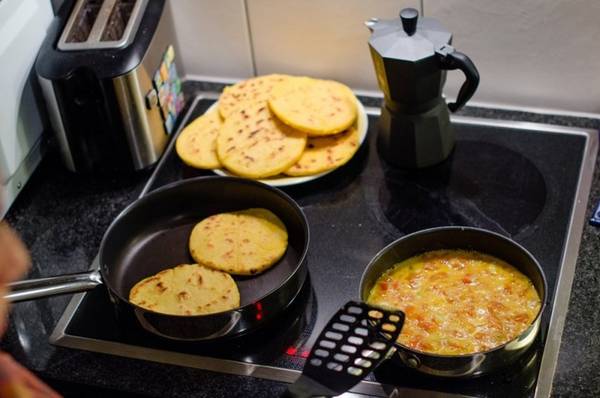 Colombia Người dân ăn sáng bằng arepa, một loại bánh ngô ngọt, dày dùng với bơ hoặc có thêm lớp bên trên gồm trứng, thịt heo hoặc giăm bông.