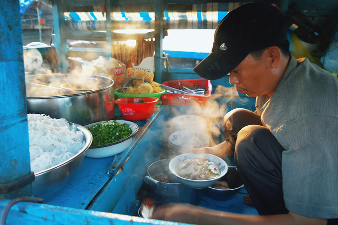 Ăn sáng trên sông với hủ tiếu, bún riêu cua được bán từ ghe nhỏ