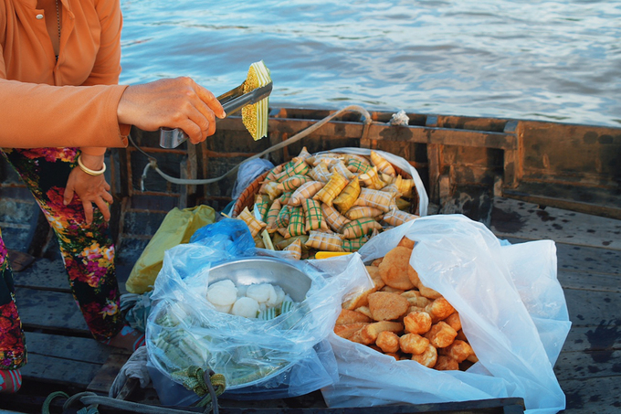 Bánh tiêu, bánh da heo, bánh bò trong bữa sáng trên sông