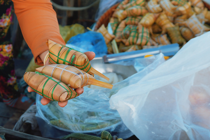 Bánh lá dừa món tráng miệng trong bữa sáng trên sông