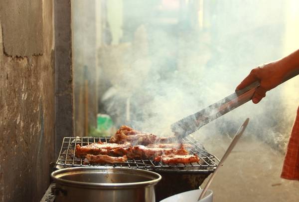 Cơm tấm trong bữa sáng hẻm Sài Gòn với khói thịt nướng thơm phức