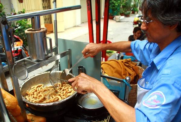 Bánh mì chả cá chiên nóng trong bữa sáng hẻm Sài Gòn