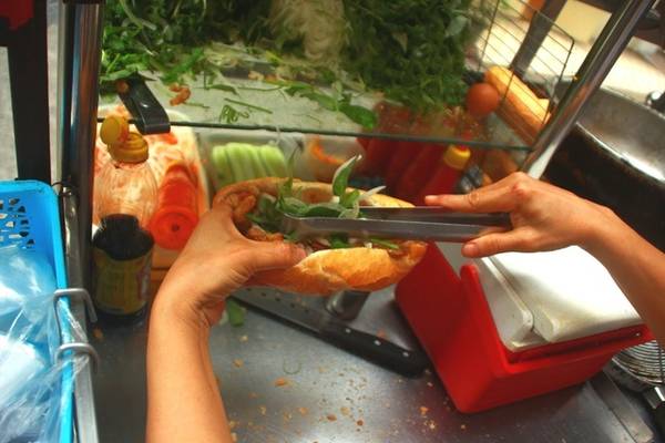 Ổ bánh mì chả cá giá rẻ trong bữa sáng hẻm Sài Gòn