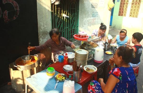 Tô bún bò Huế trong bữa sáng hẻm Sài Gòn bên nồi nước dùng thơm
