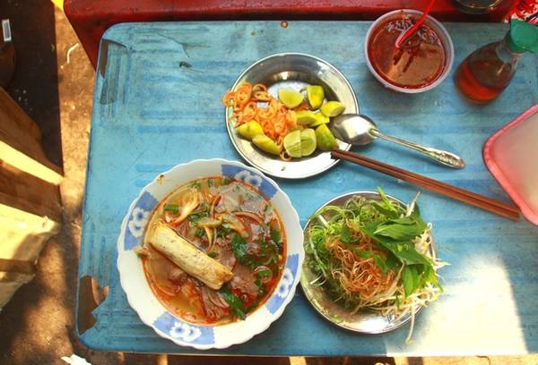 Một tô bún bò Huế thường lôi cuốn với mùi thơm đặc trưng từ nước dùng hầm sả, xương bò và rất nhiều phần thịt gân, bắp, nạm, gầu…Bún bò ăn kèm rau muống chẻ, thơm, thêm ớt hoặc chanh để tăng thêm sự hấp dẫn.