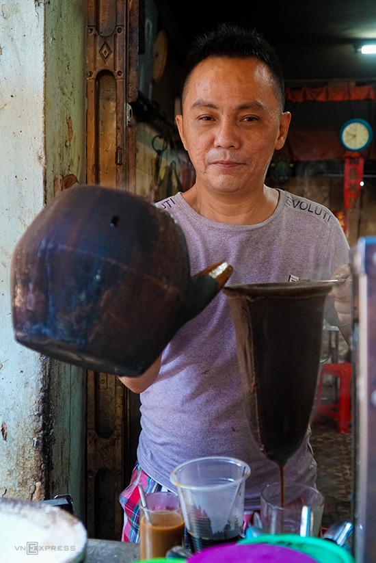 Cà phê vợt người Hoa sau bữa sáng trong hẻm Sài Gòn quận 5