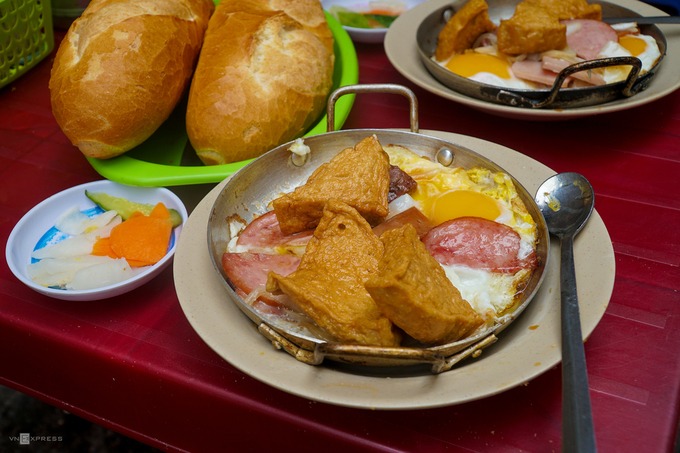 Bữa sáng trong hẻm Sài Gòn với chảo bánh mì thập cẩm nóng hổi