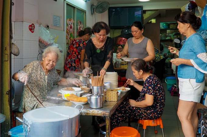 Bữa sáng trong hẻm Sài Gòn tại quán bánh cuốn của cụ bà Triệu My Thầu
