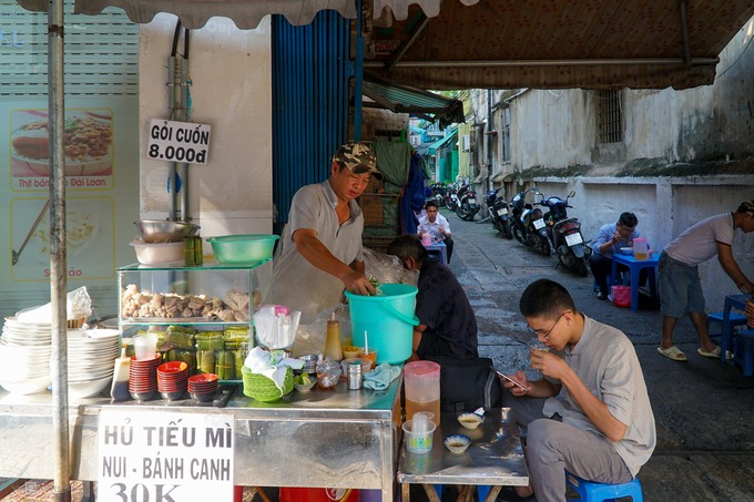 Không gian bữa sáng trong hẻm Sài Gòn tại quán ăn bình dân