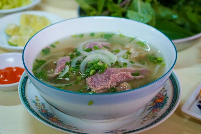 Bữa sáng trong hẻm Sài Gòn tại quán phở Minh đường Pasteur